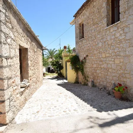 Eftopia Pansion Vendégház Martíno