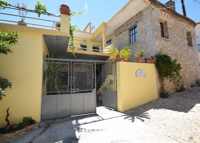 Eftopia Pansion Guest house Martinon